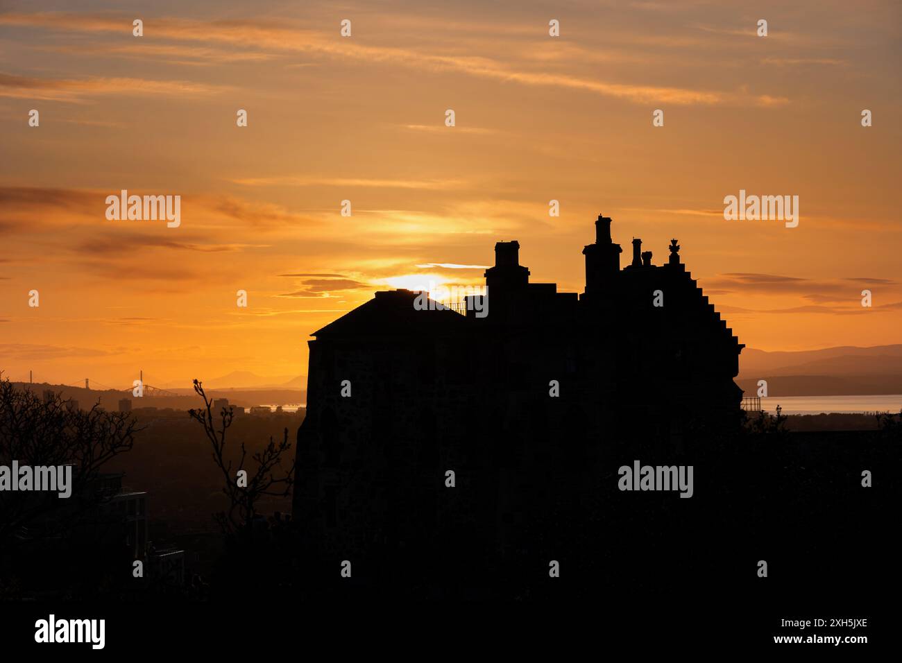 Old Observatory House Silhouette bei Sonnenuntergang auf Calton Hill in Edinburgh in Schottland, Großbritannien. Stockfoto
