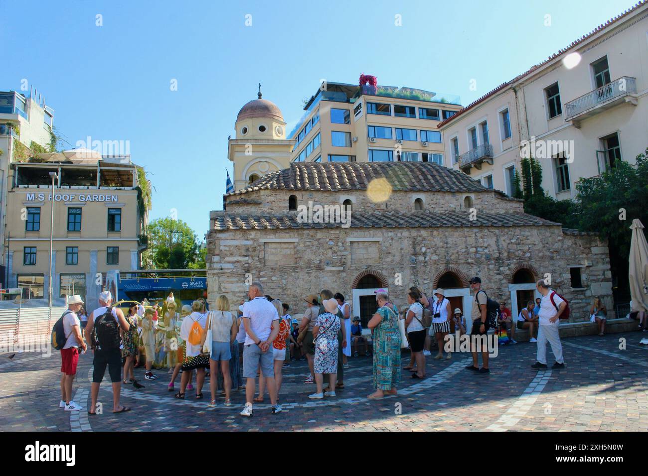 Eine Gruppe von Touristen auf einer geführten Stadtbesichtigung außerhalb der Heiligen Kirche der Jungfrau Maria Pantanassa - Monastiraki athen griechenland Stockfoto