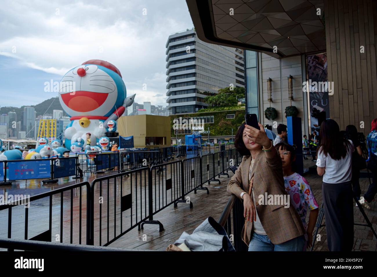 Hongkong, China. Juli 2024. Die Leute machen Fotos von der Doraemon-Ausstellung von K11 Musea. 100 % Doraemon & Friends Hong Kong Tour Ausstellung und Pop-up Store beginnen vom 13. Juli bis 18. August. (Kreditbild: © Keith Tsuji/ZUMA Press Wire) NUR REDAKTIONELLE VERWENDUNG! Nicht für kommerzielle ZWECKE! Stockfoto