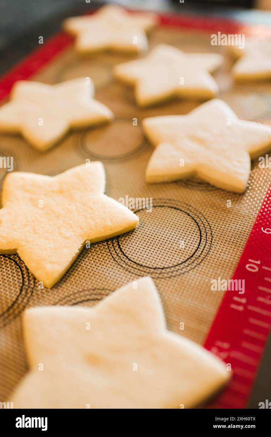 star shaped sugar cookies on a baking sheet Stockfoto