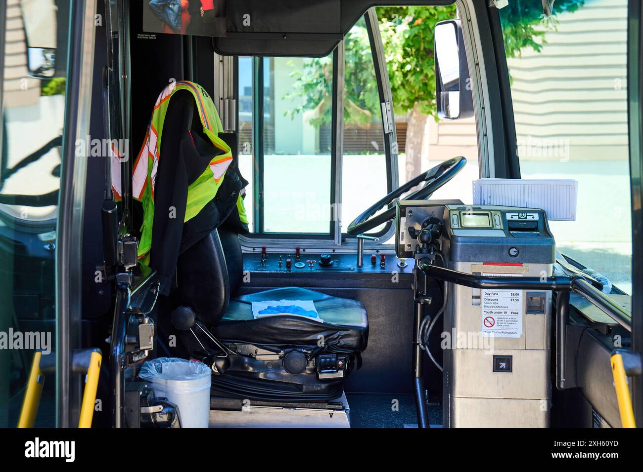 San Francisco, Kalifornien, Vereinigte Staaten von Amerika - 14. Juni 2024: Nahaufnahme des Fahrerarbeitsplatzes in einem Stadtbus, einschließlich Bedienfeld und Fahrersitz. Die Warnweste und das Ticketsystem zeigen die Alltagsausrüstung im öffentlichen Verkehr *** Detailaufnahme des Fahrerarbeitsplatzes in einem Stadtbus, inklusive Steuerungspanel und Fahrersitz. Die Warnweste und das Ticketing-System zeigen die Alltagsausstattung im öffentlichen Nahverkehr Stockfoto San Francisco, Kalifornien, Vereinigte Staaten von Amerika - 14. Juni 2024: Nahaufnahme des Fahrerarbeitsplatzes in einem Stadtbus, einschließlich Bedienfeld und Fahrersitz. Die Warnweste und das Ticketsystem zeigen die Alltagsausrüstung im öffentlichen Verkehr *** Detailaufnahme des Fahrerarbeitsplatzes in einem Stadtbus, inklusive Steuerungspanel und Fahrersitz. Die Warnweste und das Ticketing-System zeigen die Alltagsausstattung im öffentlichen Nahverkehr Stockfoto