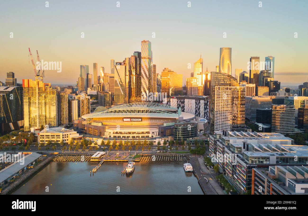 Blick aus der Vogelperspektive auf das Marvel Stadium und die Melbourne Docklands bei Sonnenuntergang Stockfoto