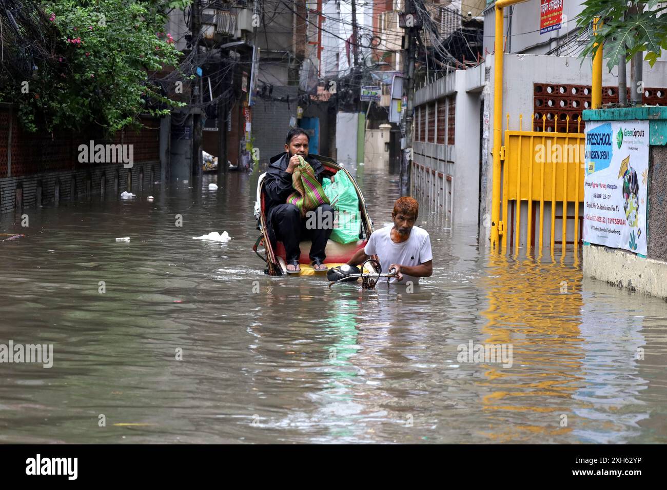 Dhaka, Dhaka, Bangladesch. Juli 2024. 130 Millimeter Regen in 6 Stunden führten zu starken Wassereinschlägen in Dhaka, der Hauptstadt von Bangladesch, und blockierten den Verkehr auf vielen Straßen. Dies ist der Rekord der höchsten Niederschläge in Dhaka während der Monsunsaison in diesem Jahr. (Kreditbild: © Syed Mahabubul Kader/ZUMA Press Wire) NUR REDAKTIONELLE VERWENDUNG! Nicht für kommerzielle ZWECKE! Stockfoto