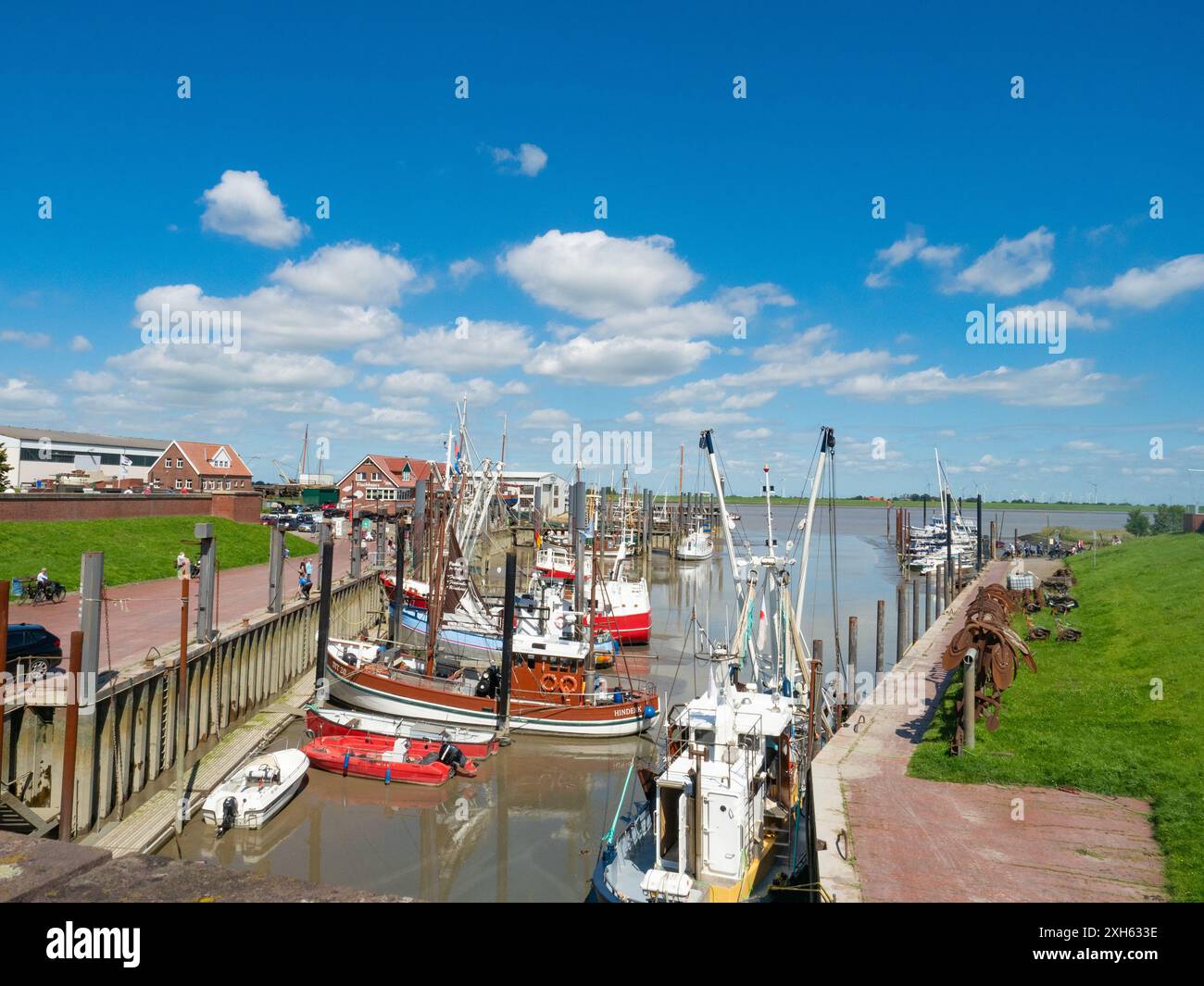 Ditzum, Niederlande - 10. August 2023: Becken des Fischerhafens mit Fährverbindung nach Deutschland Stockfoto