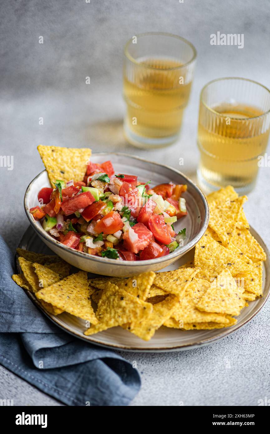 Traditionelles mexikanisches Gericht Pico de Gallo, auch bekannt als Salsa Mexicana, serviert in der Schüssel mit Maischips Stockfoto