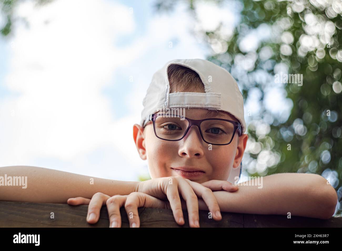 Porträt des Teeager Jungen auf dem Kinderspielplatz im Park Stockfoto
