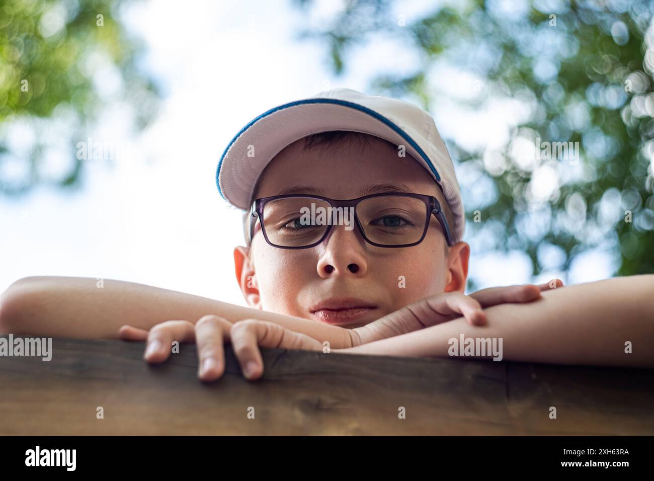 Porträt des Teeager Jungen auf dem Kinderspielplatz im Park Stockfoto