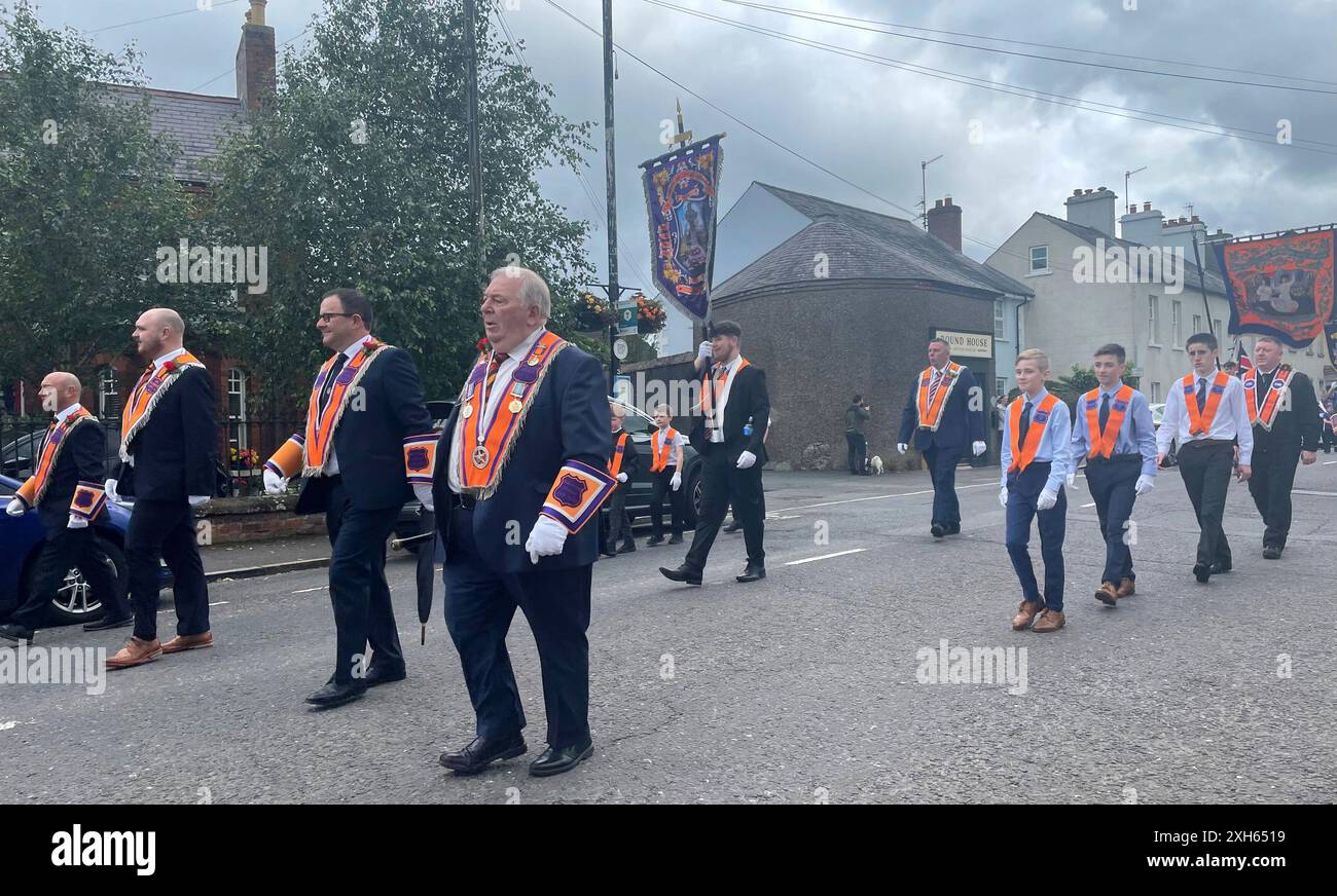 Mitglieder der loyalen Ordnung, die an einer Feeder-Parade in Hillsborough, Co Down, im Rahmen der Feierlichkeiten zum 12. Juli teilnehmen. Bilddatum: Freitag, 12. Juli 2024. Stockfoto