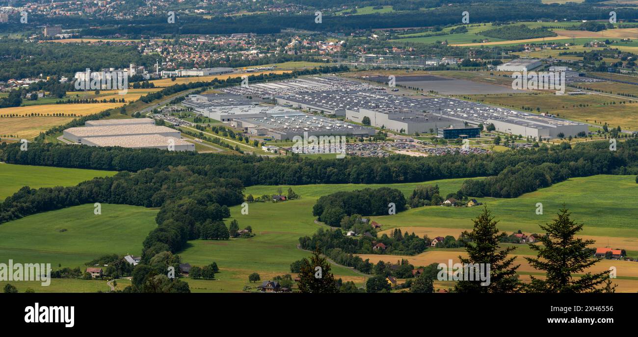 Vysni Lhoty, Tschechische Republik, 04.07.2024, Produktionswerk von Hyundai Motor Europe im tschechischen Dorf Nošovice aus der Sicht der Beskiden Stockfoto