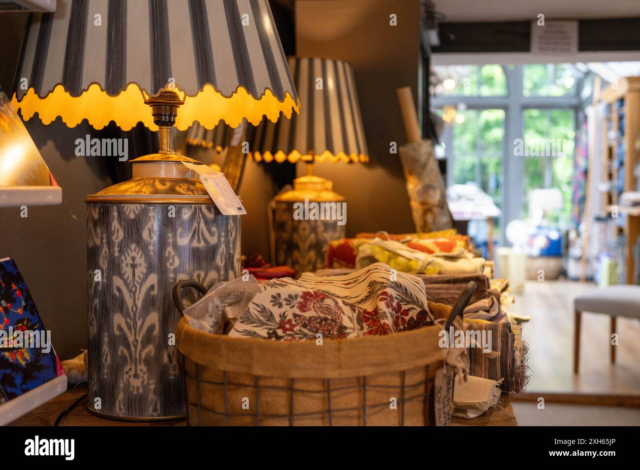 Zwei Tischlampen (beleuchtet) und Körbe aus Polstermaterial Stockfoto