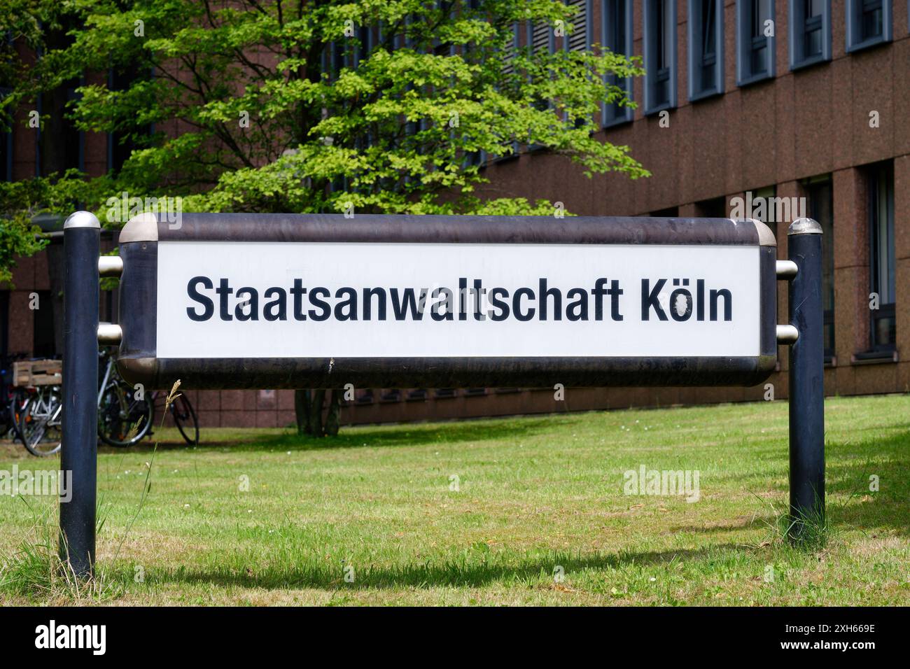 Köln, Deutschland 11. Juli 2024: Großes Schild mit der deutschen Inschrift für staatsanwaltschaft in der kölner Justiz Stockfoto