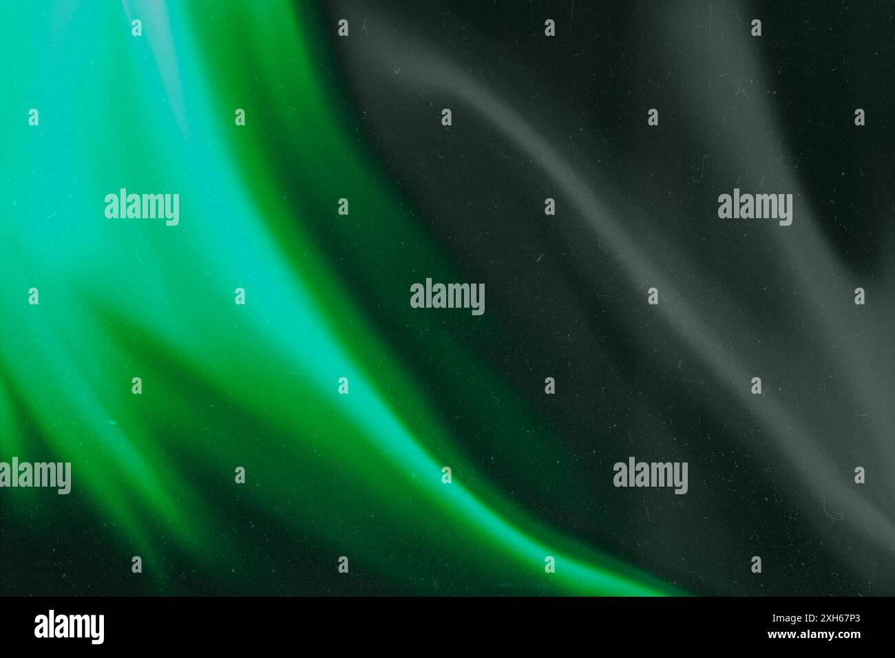 Abstraktes Retro-Grunge-Relief mit Filmstaubtextur und grünen Flammen. Rauer farbiger Illustrationshintergrund. Stockfoto