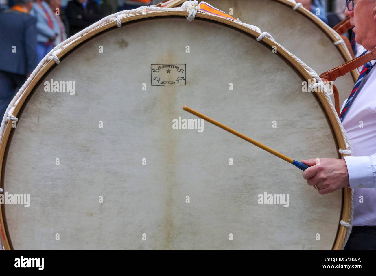 Lurgan, County Armagh, Nordirland.12. Juli 2024. Der Zwölfste Juli wird durch Orange Order Paraden durch Nordirland gekennzeichnet. Der Lurgan District verließ sein Hauptquartier in Brownlow House, bevor er die Stadt zum Kriegsdenkmal hinaufzog, bevor die Hauptdemonstration im County Armagh in Killylea in diesem Jahr stattfand. Die Paraden in Nordirland markieren den Sieg von Wilhelm von Orange über James in der Schlacht von den Boyne im Jahr 1690. Quelle: CAZIMB/Alamy Live News. Stockfoto