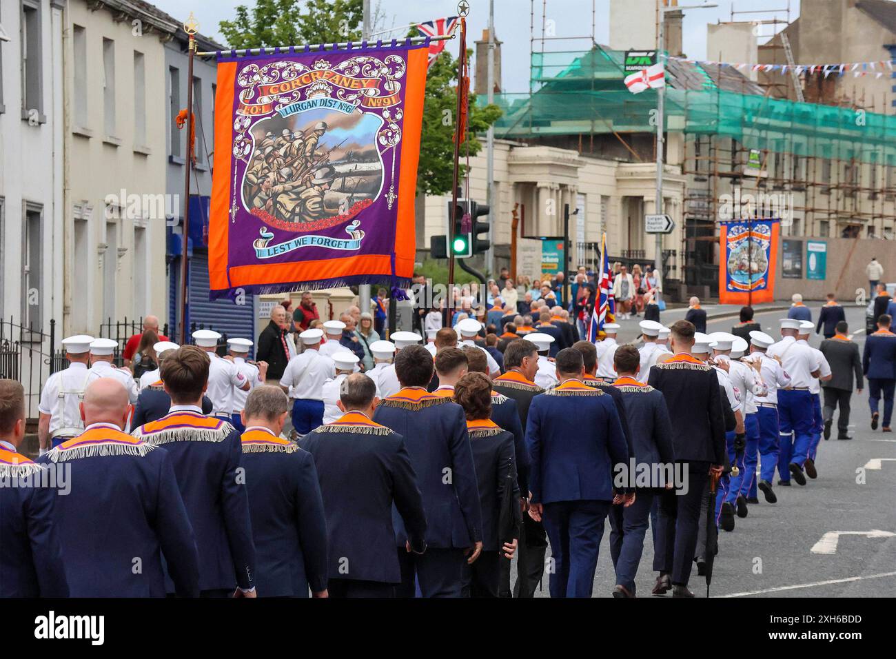 Lurgan, County Armagh, Nordirland.12. Juli 2024. Der Zwölfste Juli wird durch Orange Order Paraden durch Nordirland gekennzeichnet. Der Lurgan District verließ sein Hauptquartier in Brownlow House, bevor er die Stadt zum Kriegsdenkmal hinaufzog, bevor die Hauptdemonstration im County Armagh in Killylea in diesem Jahr stattfand. Die Paraden in Nordirland markieren den Sieg von Wilhelm von Orange über James in der Schlacht von den Boyne im Jahr 1690. Quelle: CAZIMB/Alamy Live News. Stockfoto