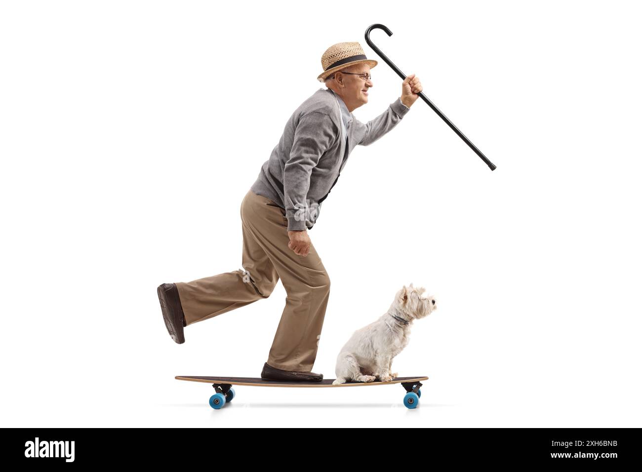 Profilaufnahme eines älteren Mannes mit einem Hund, der auf einem Longboard reitet, isoliert auf weißem Hintergrund Stockfoto