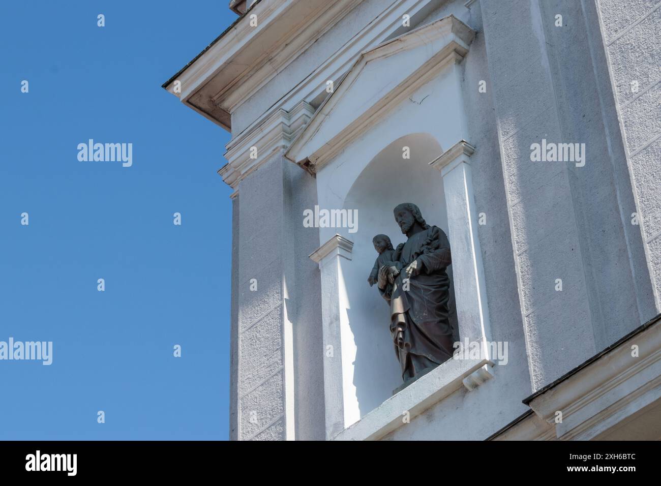 Die Kirchenstatue ist eine einfache und elegante Architektur Stockfoto