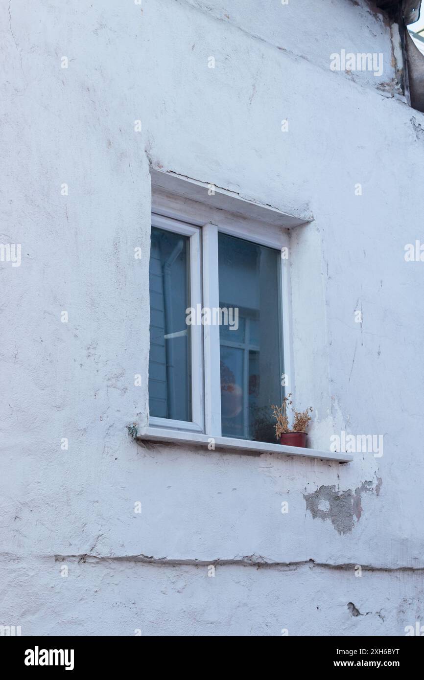 Plastikfenster eines Gebäudes, einfach und minimalistisch Stockfoto