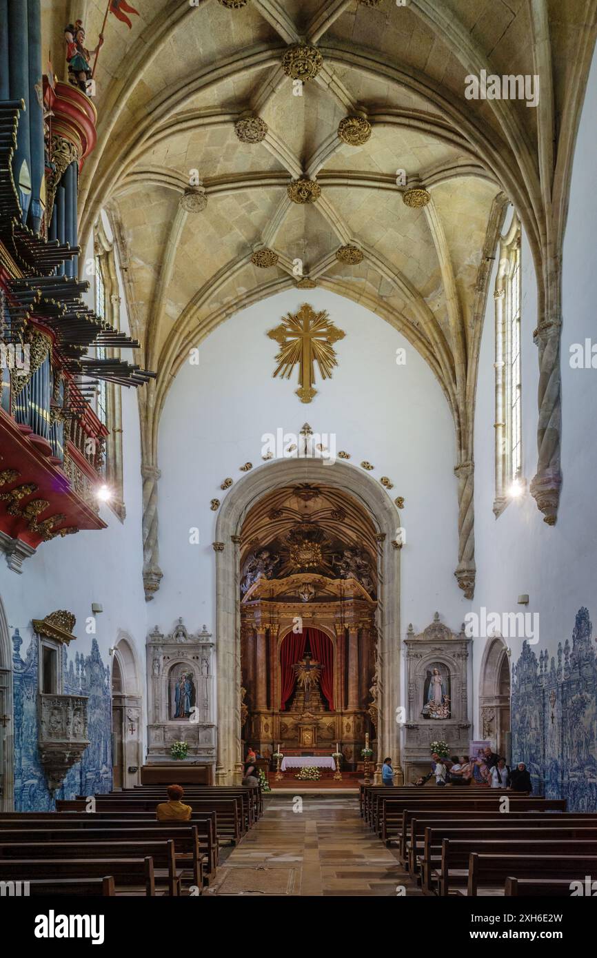 Tiefe Hauptkapelle, offen zum Schiff mit dem Hauptaltar in der Kirche des Klosters Santa Cruz in der Stadt Coimbra, Portugal, Europa. Stockfoto