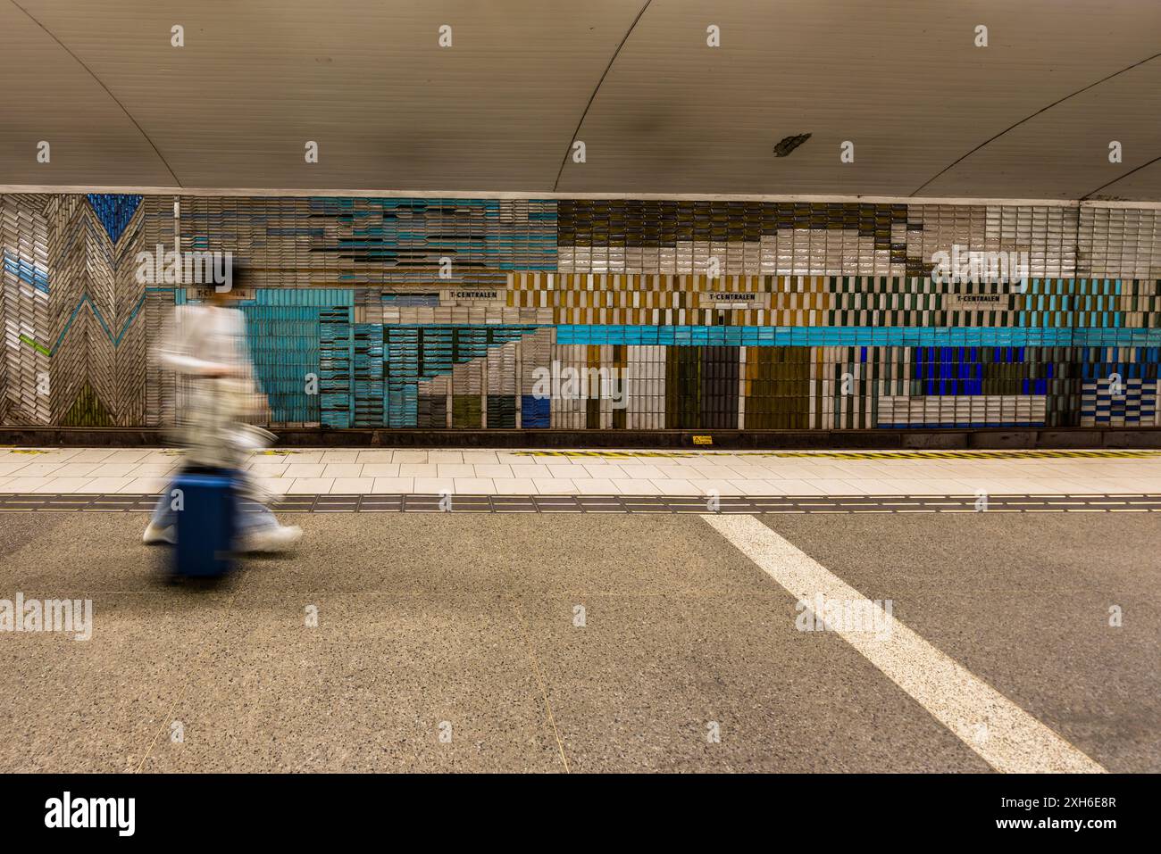 Bahnsteig der U-Bahn-Station T-Centralen aus den 1950er Jahren In den Bahnhöfen der ersten Generation der Stockholmer U-Bahn wurden vor allem Fliesen und Reliefs verwendet. Der Anblick von Felswänden und das Gefühl, unterirdisch zu sein, sollten so weit wie möglich beseitigt werden. Klara Västra kyrkogata, Stockholm, Stockholms län, Schweden Stockfoto