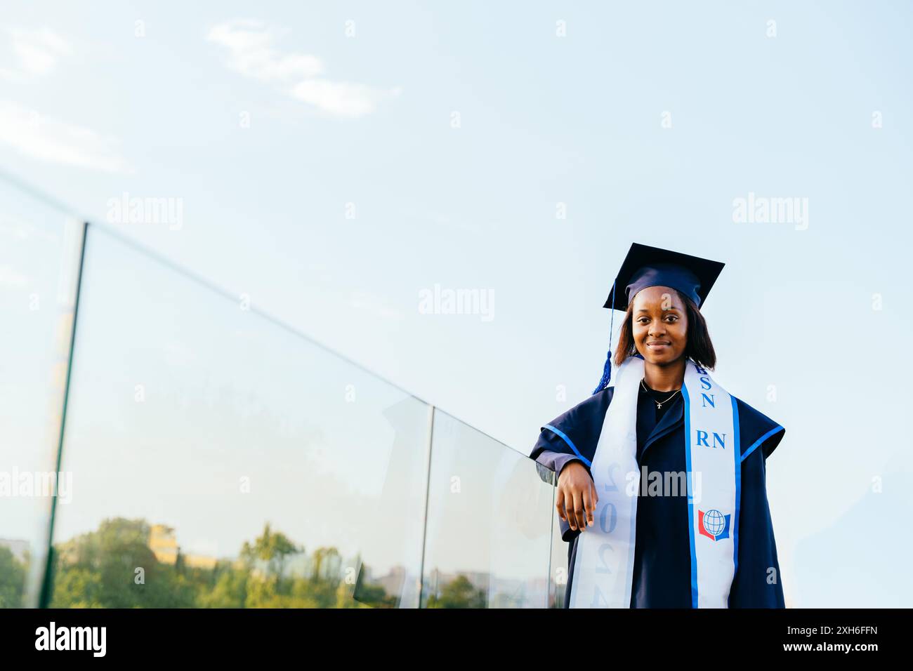 Porträt eines afroamerikanischen Absolventen Stockfoto