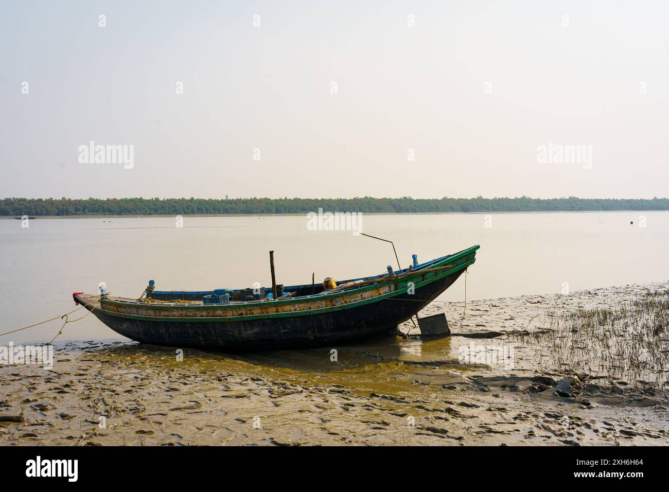 Ein traditionelles Fischerboot wird auf einem Wasserbach an der Küste des Sundarbans-Deltas gesehen. Das Konzept der Fischerei und der Umwelt bei indischen Sundarbans regi Stockfoto