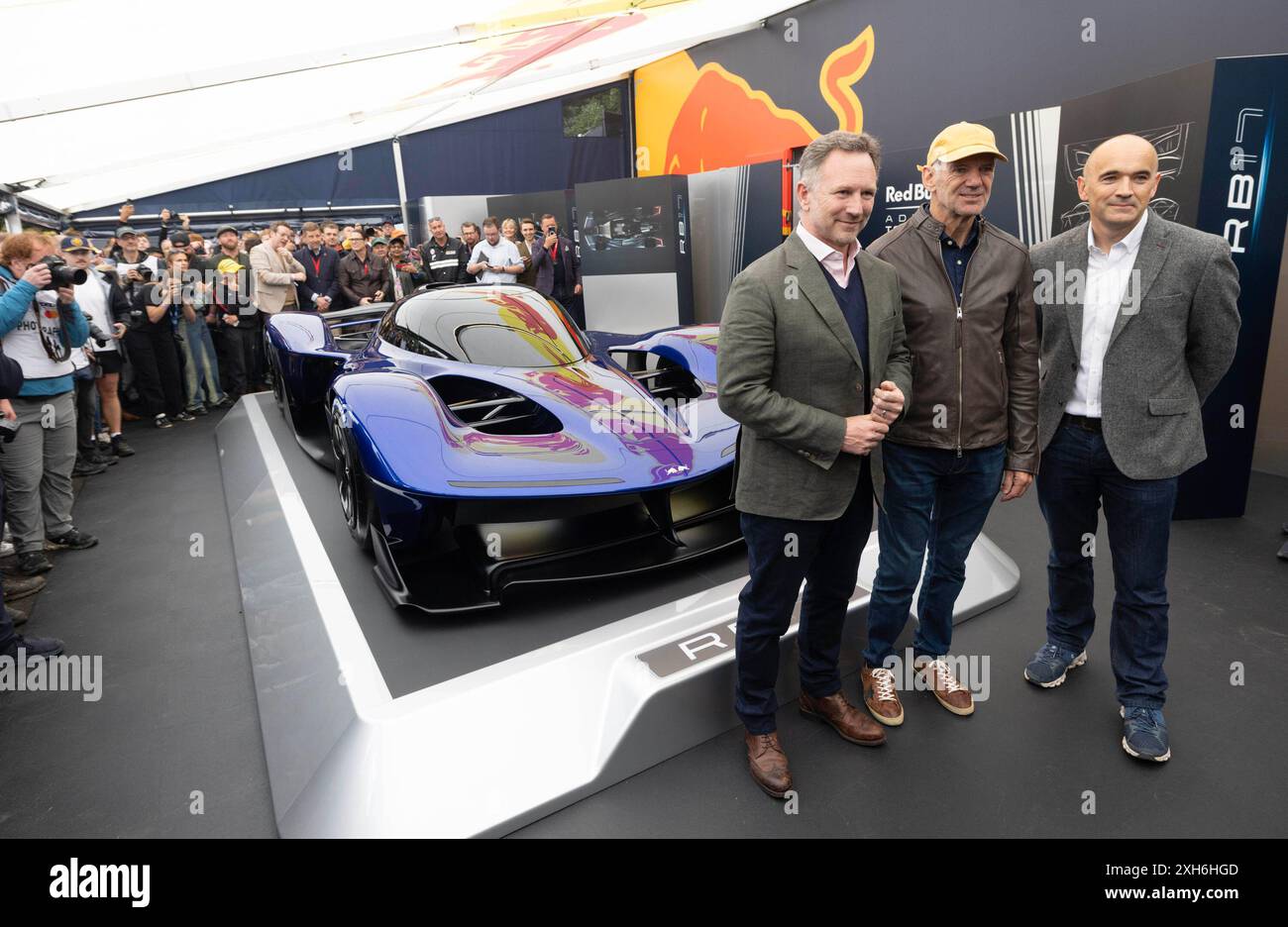 NUR REDAKTIONELLE VERWENDUNG (von links nach rechts) Red Bull Racing Principal, Christian Horner, Chief Technical Officer, Adrian Newey, und Technical Director bei Red Bull Advanced Technologies, Rob Gray beim RB17 Hypercar Launch beim Goodwood Festival of Speed präsentiert von Mastercard, die im Park rund um Goodwood House in West Sussex stattfindet. Bilddatum: Freitag, 12. Juli 2024. Stockfoto