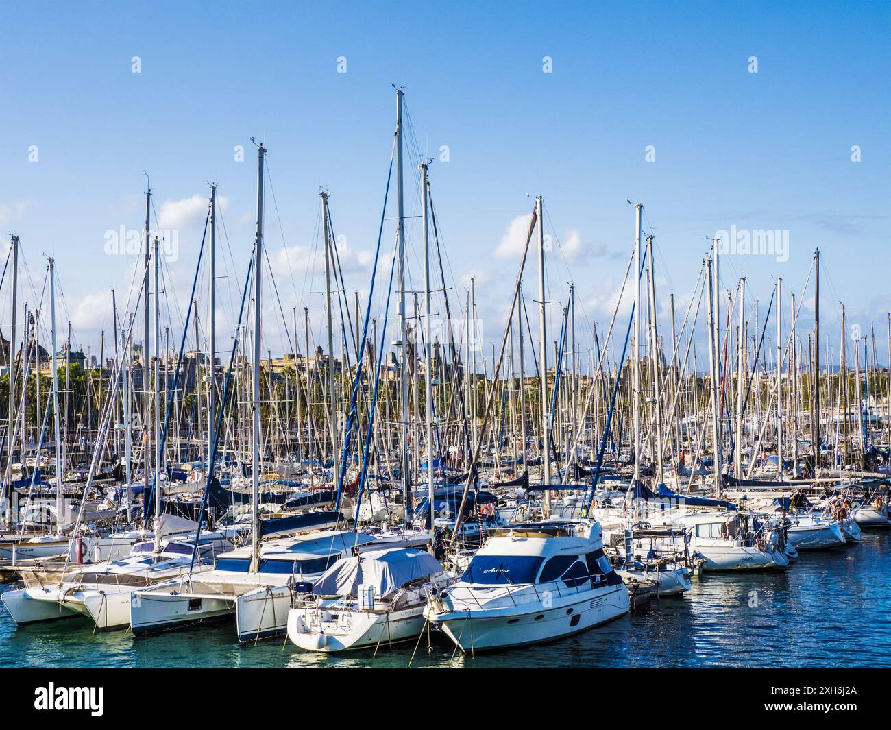 Boote im Hafen von Port Vell in Barcelona, Spanien Stockfoto