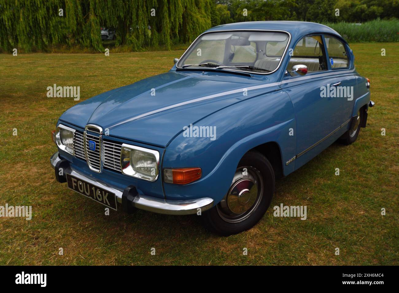 Klassischer blauer 1972 Saab 96 L V4-Motorwagen auf Gras geparkt. Stockfoto