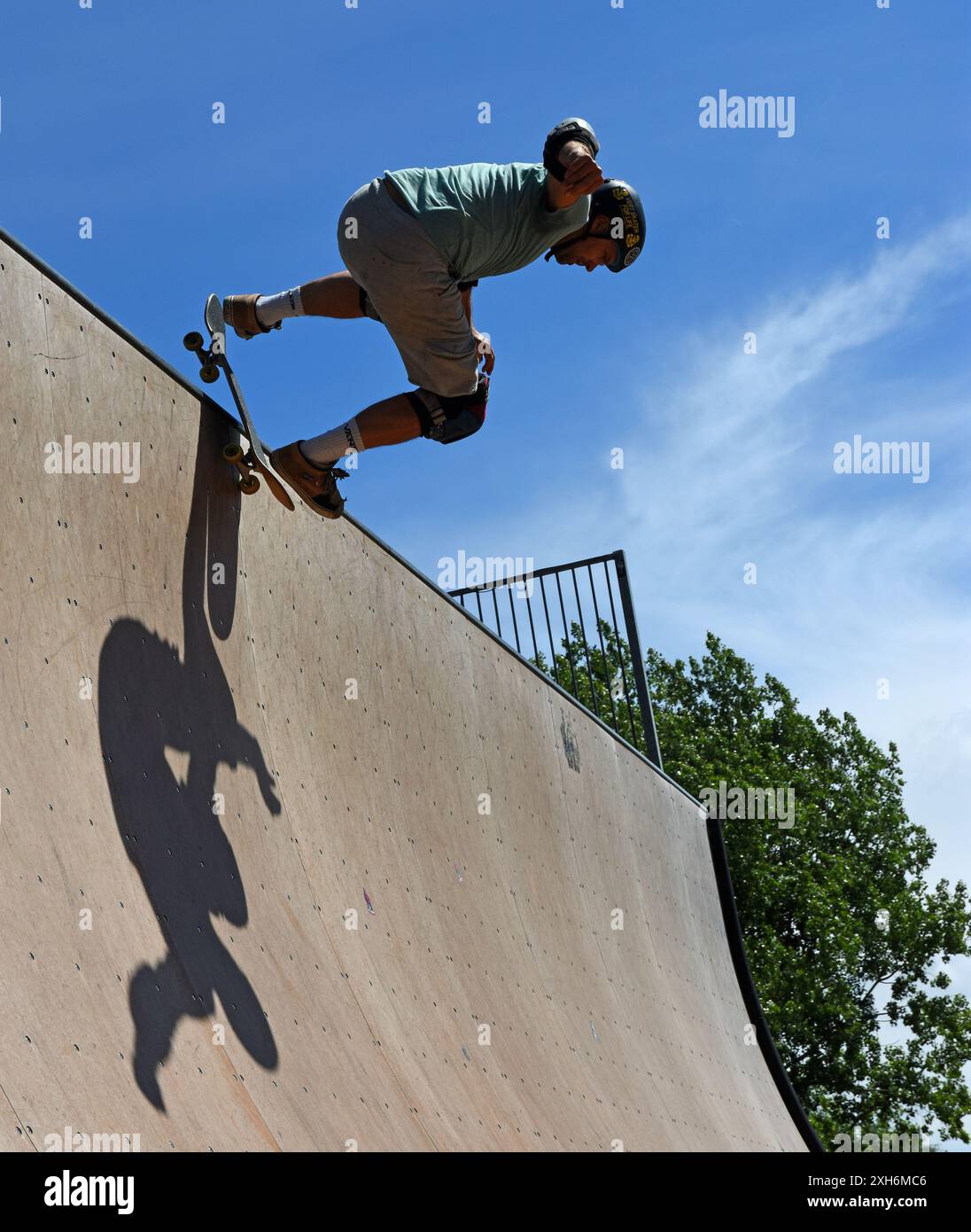 Skateboarder mit Stunt auf der Vert Ramp. Stockfoto