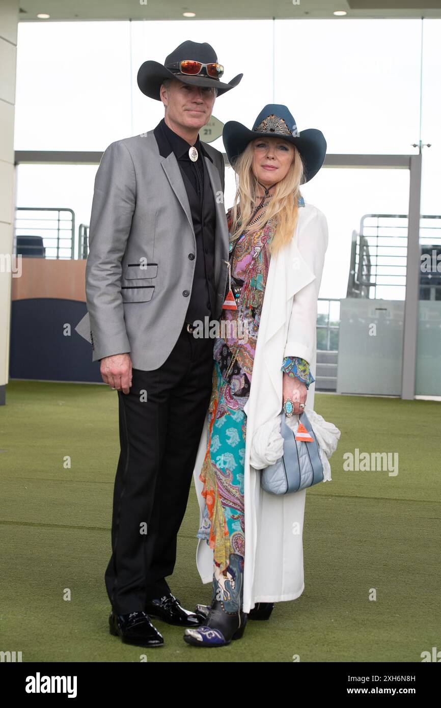 Ascot, Berkshire, Großbritannien. Juli 2024. Rennfahrer, die ihren Tag am Ascot Summer Mile Property Raceday auf der Ascot Racecourse, Berkshire, verbringen. Kredit: Maureen McLean/Alamy Stockfoto