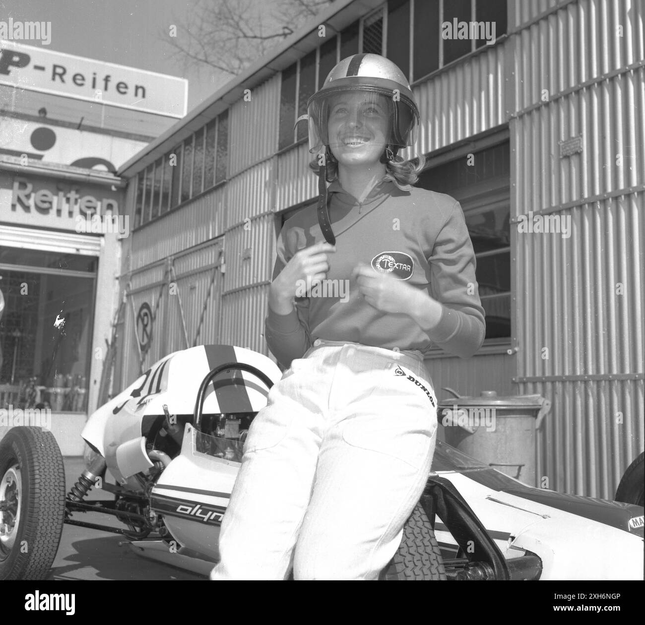 Automobilrennfahrerin Hannelore Werner in ihrem Formel-V-Rennwagen am 19.04.1968 auf dem Nürburgring Stockfoto