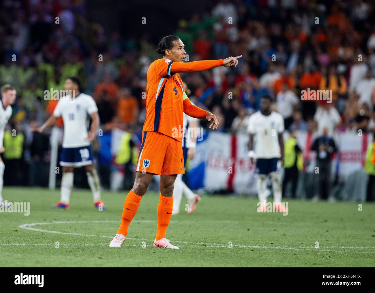 Dortmund, SignaI Iduna Park, 10.07.2024: Virgil van Dijk aus den niederlanden reagiert während des Halbfinalspiels Niederlande gegen England bei der UEFA Europa Stockfoto