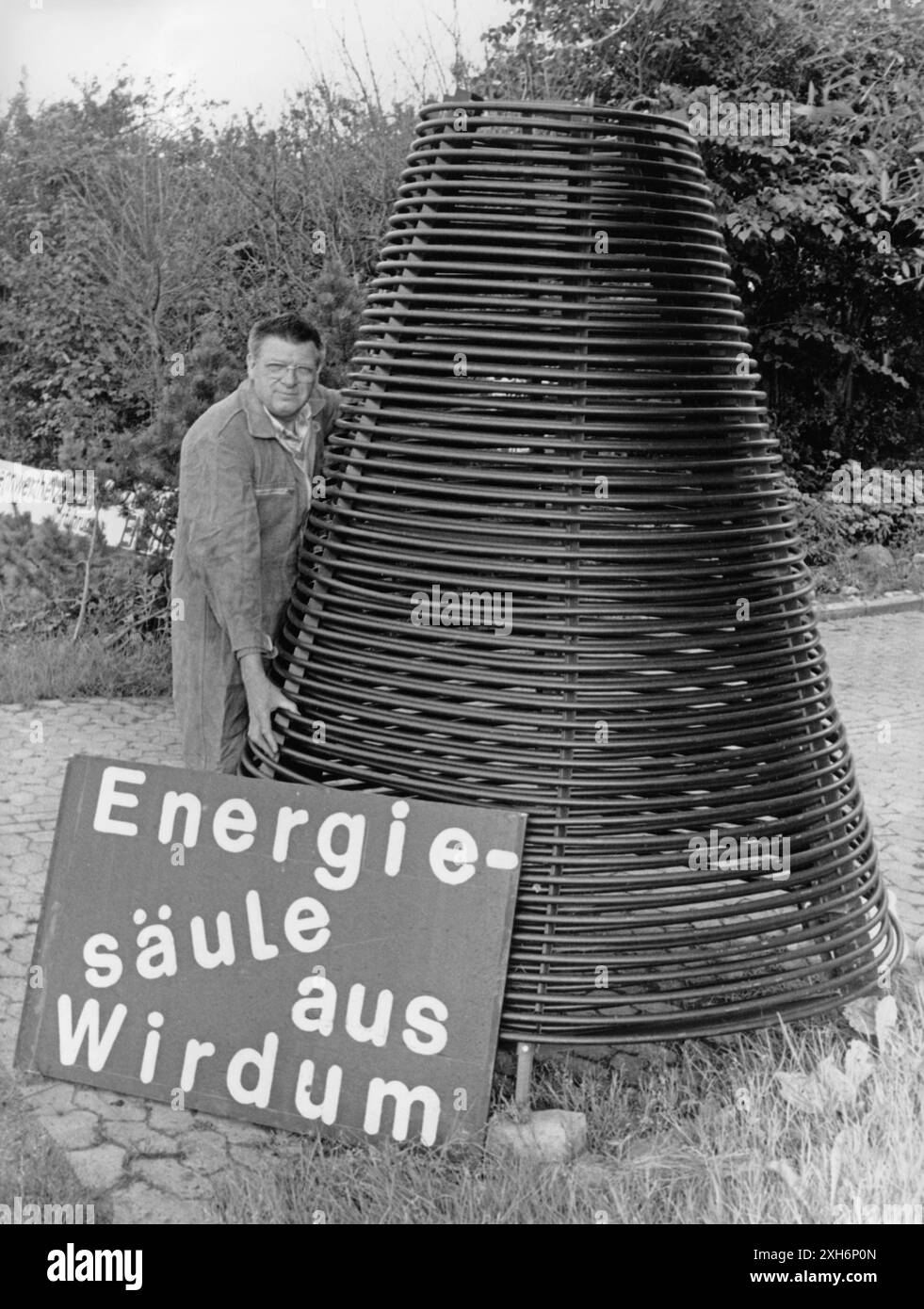 Erfindung eines Sanitärspezialisten: Eine Säule, bestehend aus 400 m gewickeltem Kunststoffschlauch, saugt Wärme aus der Luft und Lichtstrahlung ab und leitet sie über eine kältebeständige Sole in ein Wärmepumpensystem. Die Säule befindet sich in Wirdum bei Aurich. [Automatisierte Übersetzung] Stockfoto