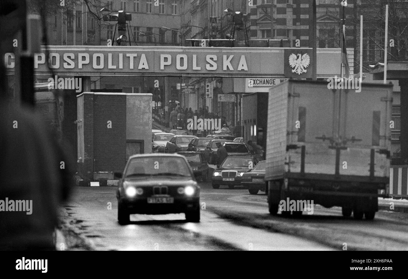 Polen, Gorzelec, 17.11.1993 Archiv: 44 18.18.34 Kleidung und Automobilmarkt Foto: Grenzübergang in Gorzelec (Polen) [automatisierte Übersetzung] Stockfoto
