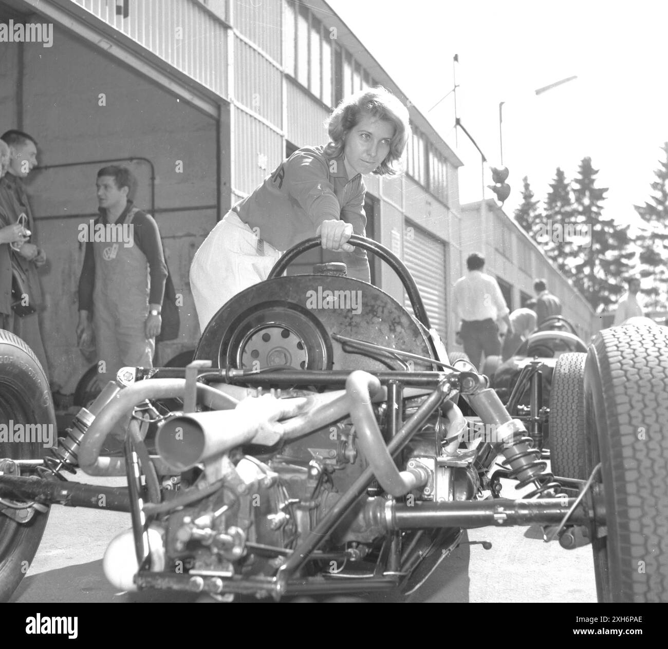 Automobilrennfahrerin Hannelore Werner in ihrem Formel-V-Rennwagen am 19.04.1968 auf dem Nürburgring Stockfoto