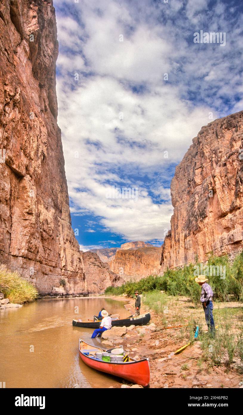 Kanufahrer ruhen im Boquillas Canyon, Sierra del Caballo Muerto, Teil der Sierra del Carmen, auf mexikanischer Seite, Big Bend National Park, Texas, USA Stockfoto