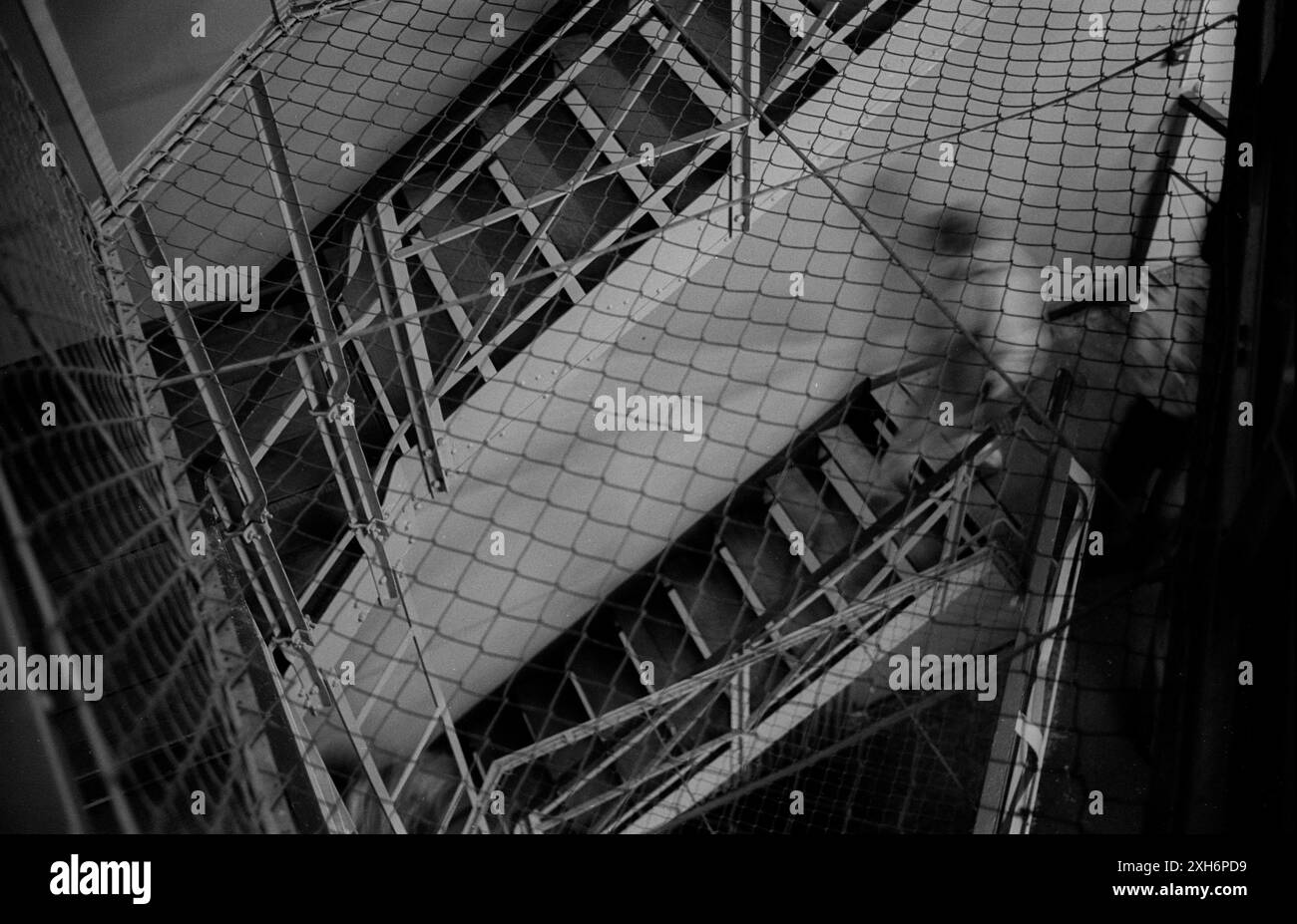DDR, Potsdam, 13.05.1990, Hotel Linden - Haus für alle, Rundgang, ehemaliges Stasi-Gefängnis Potsdam, Treppe, [automatisierte Übersetzung] Stockfoto