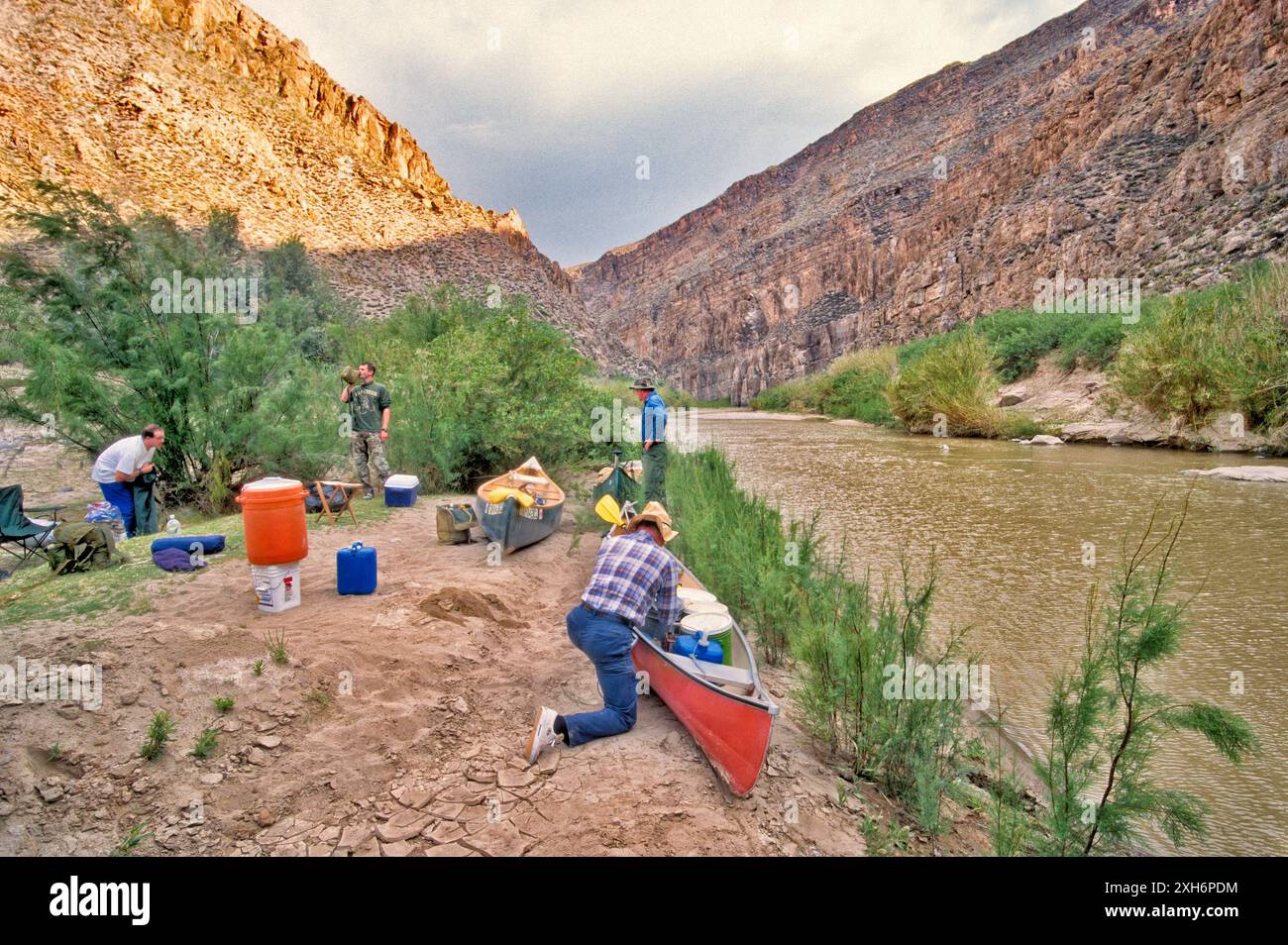 Kanufahrer im Boquillas Canyon, Sierra del Caballo Muerto, Untergebiet der Sierra del Carmen, Rio Grande, Big Bend National Park, Texas, USA Stockfoto