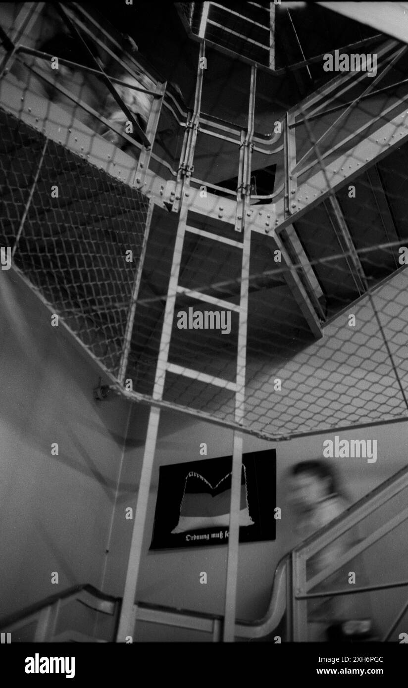 DDR, Potsdam, 13.05.1990, Linden Hotel - Haus für alle, Rundgang, ehemaliges Stasi-Gefängnis Potsdam, mit Plakaten von Klaus Staeck, [automatisierte Übersetzung] Stockfoto