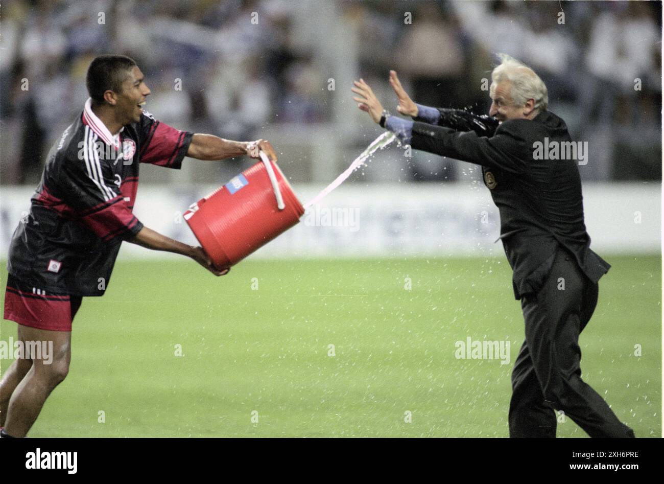 DFB Cup Finale 1998: Bayern München - MSV Duisburg 2:1 /16.05.1998/ Trainer Giovanni Trapattoni wird von Giovane Elber mit Wasser besprüht. â [automatisierte Übersetzung] Stockfoto