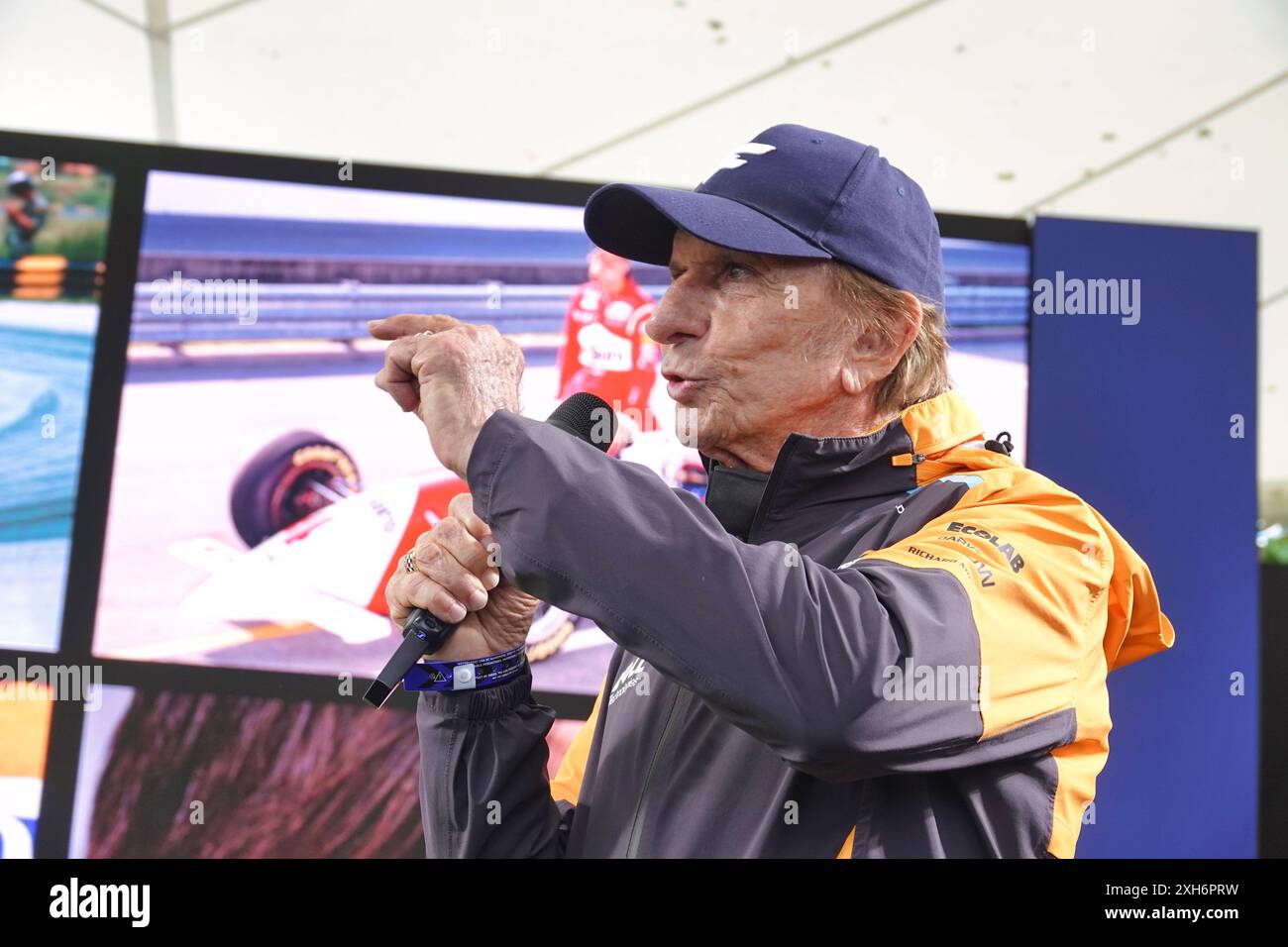 Goodwood House, West Sussex, Großbritannien. , . Ex-Weltmeister EMERSON FITTIPALDI (Brasilien) unterhält Fans mit Erinnerungen auf dem McLaren Stand vor ihrer legendären SENNA's hypercard während des jährlichen Goodwood Festival of Speed, das im elften Stammhaus des Duke of Richmond, Goodwood House Credit: Motofoto/Alamy Live News, stattfindet Stockfoto