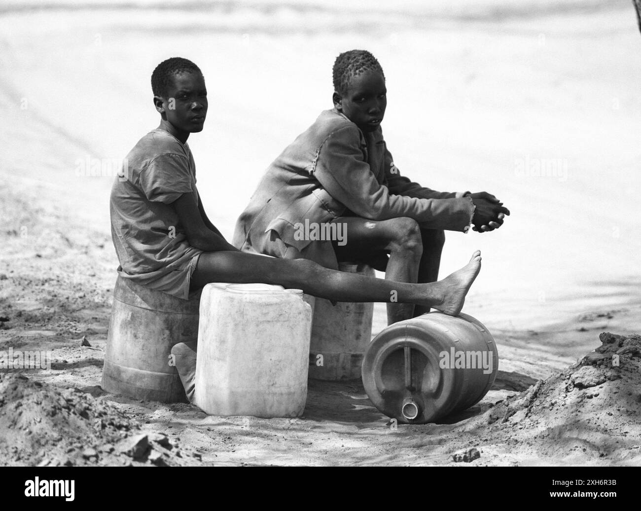 KEN , KENIA : unbegleitete Jugendliche die vor dem Bürgerkrieg im Südsudan geflohen sind , in einem Flüchtlingslager in Wajir , Juni 1992 [automatisierte Übersetzung] Stockfoto