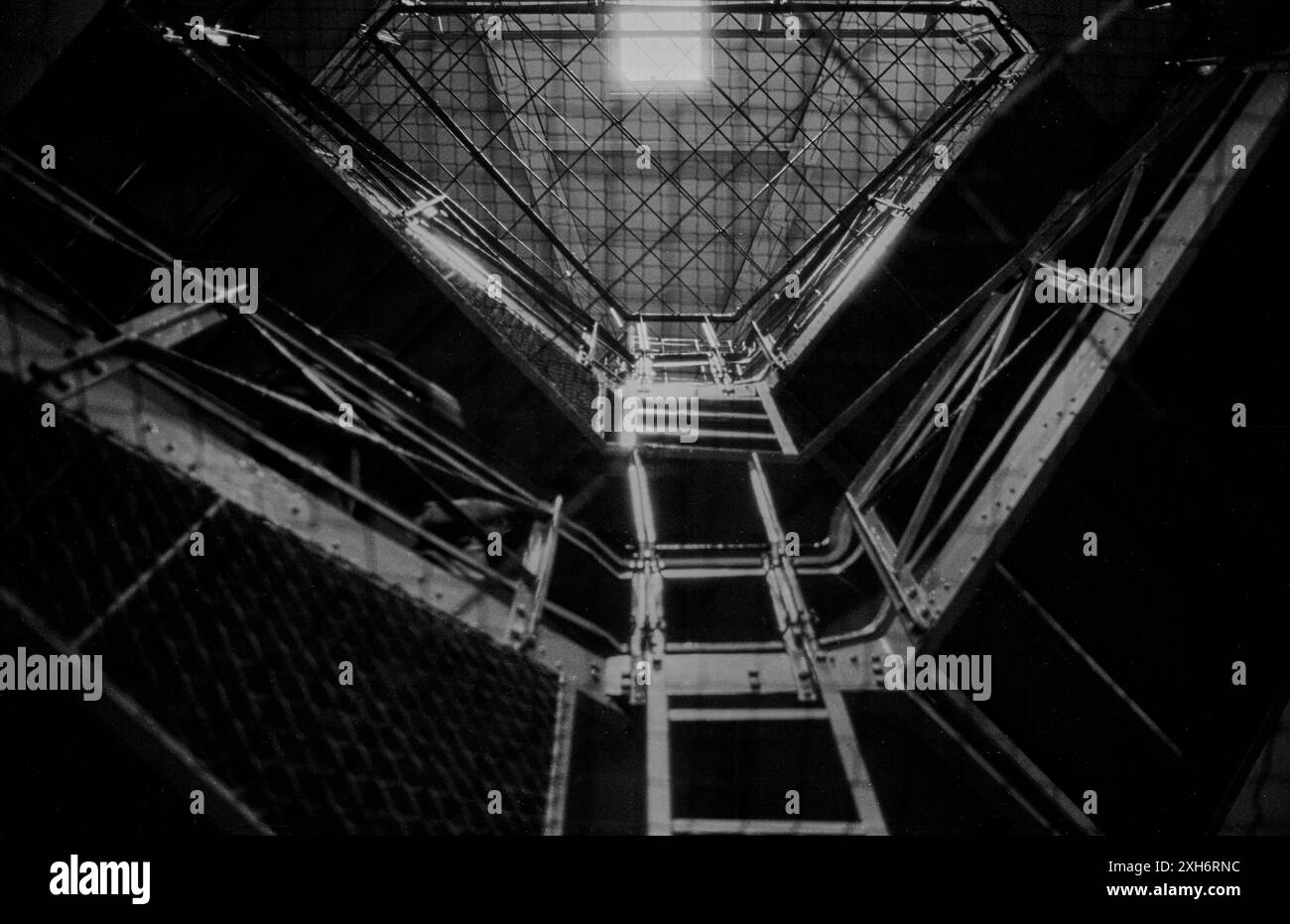 DDR, Potsdam, 13.05.1990, Hotel Linden - Haus für alle, Rundgang, ehemaliges Stasi-Gefängnis Potsdam, Treppe, [automatisierte Übersetzung] Stockfoto