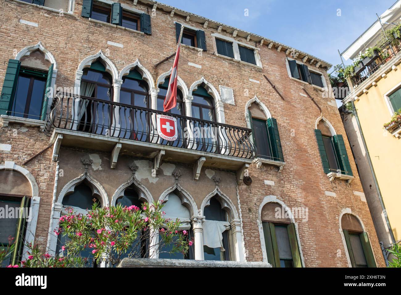 Venedig, Italien - 18. Juni 2024: Fassade des Schweizer Konsulats in Venedig, Italien. Stockfoto