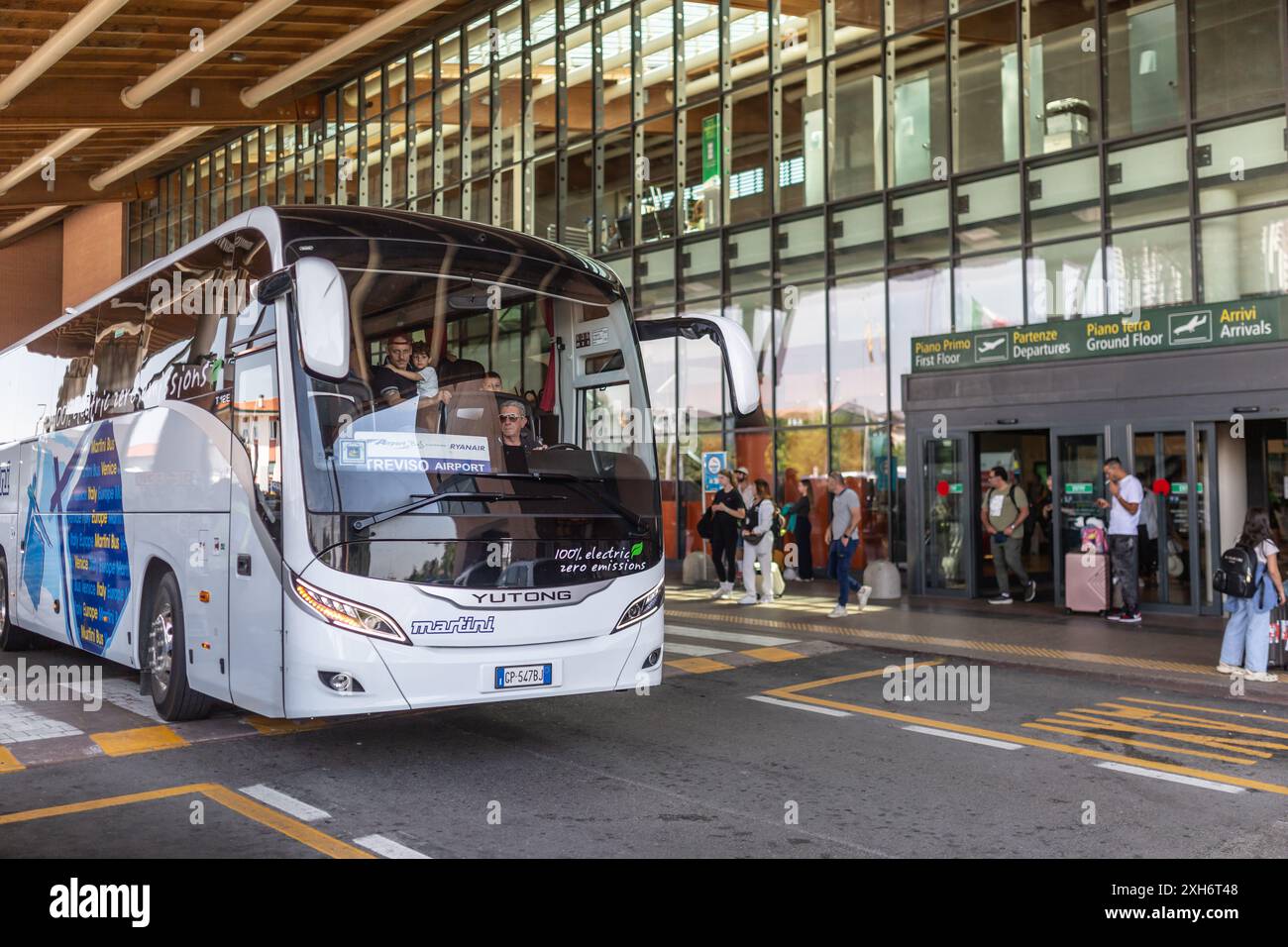 Treviso, Italien - 18. Juni 2024: Ein Bus verbindet Treviso mit dem Flughafen vor dem Treviso Airport, Italien. Stockfoto