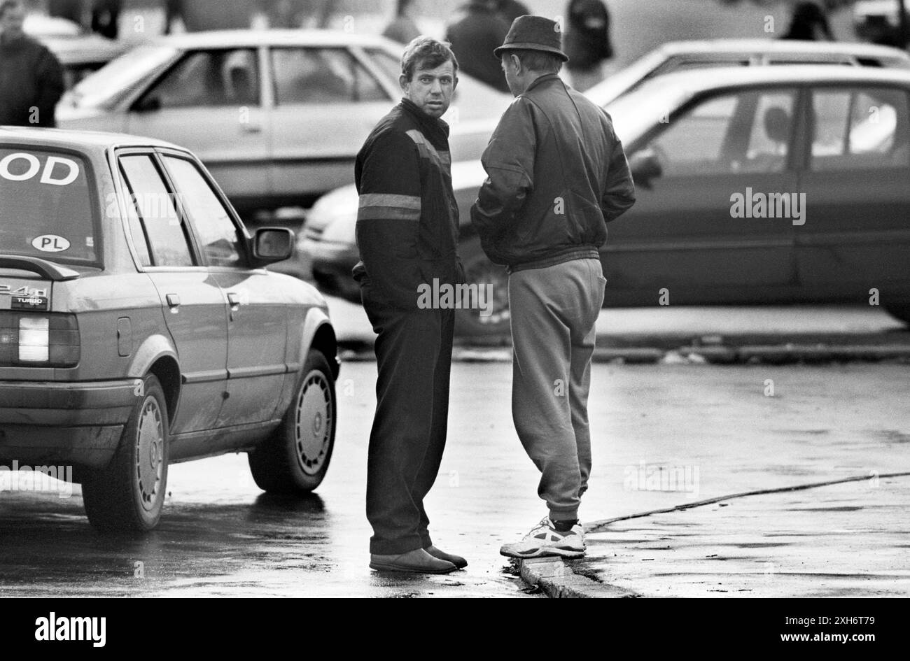 Polen, Gorzelec, 17.11.1993 Archiv: 44 18.12.2012 Kleidung und Autoverkehr Foto: Autoverkehr in Gorzelec (Polen) [automatisierte Übersetzung] Stockfoto