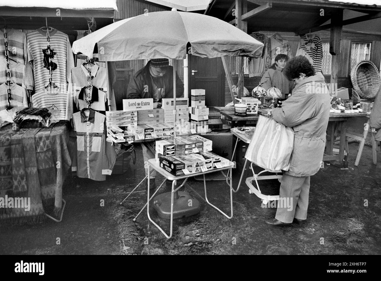 Polen, Gorzelec, 16.11.1993 Archiv: 44-18-08, Bekleidungsmarkt Foto: Zigarettenverkauf auf dem Markt in Gorzelec (Polen) [automatisierte Übersetzung] Stockfoto