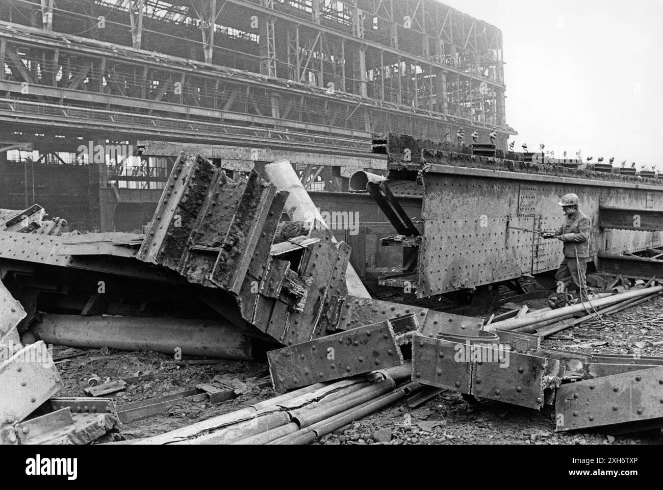 Arbeiter, die das Werk und die Halle des Siemens-Martins-Ofens der Krupp Stahl AG in Bochum abrissen, wurden 1980 stillgelegt. [Automatisierte Übersetzung] Stockfoto