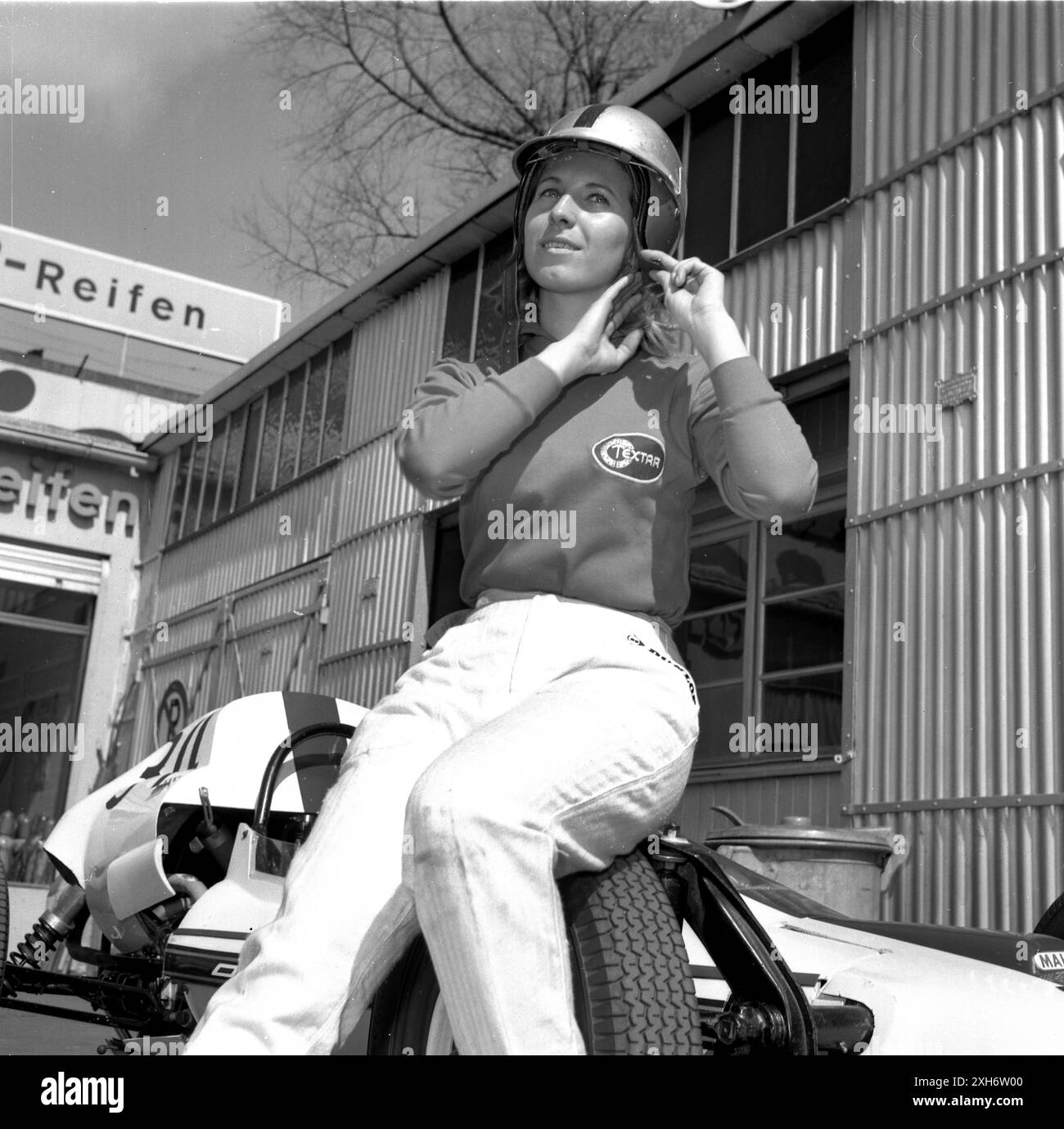 Automobilrennfahrerin Hannelore Werner in ihrem Formel-V-Rennwagen am 19.04.1968 auf dem Nürburgring Stockfoto