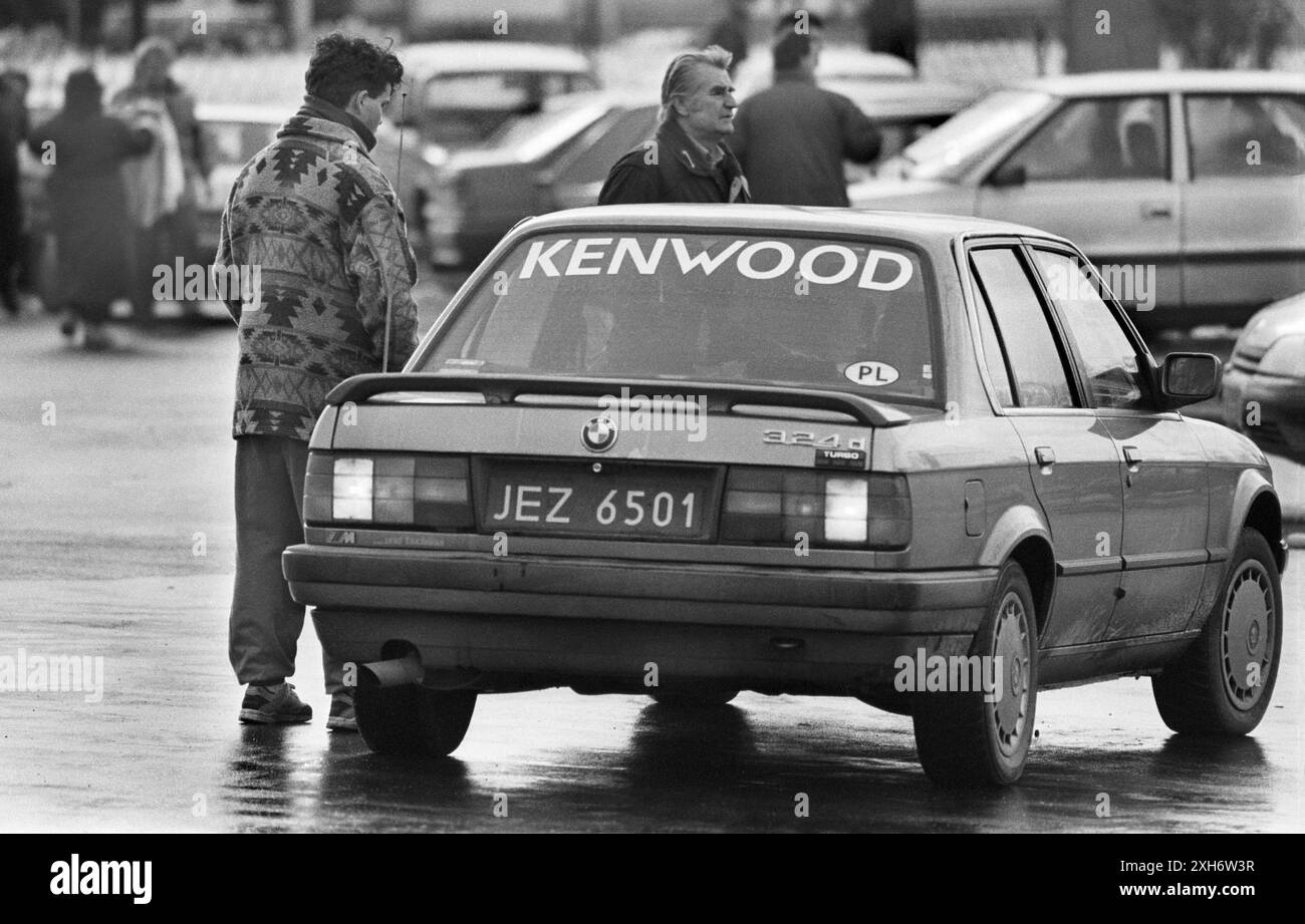 Polen, Gorzelec, 17.11.1993 Archiv: 44 18.06.2014 Kleidung und Autohandel Foto: Autohandel in Gorzelec (Polen) [automatisierte Übersetzung] Stockfoto
